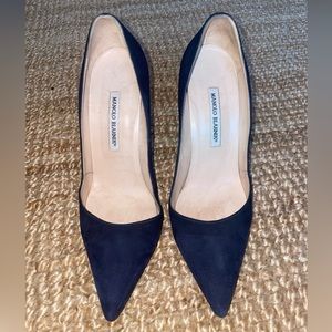 MANOLO BLAHNIK SUEDE PUMPS